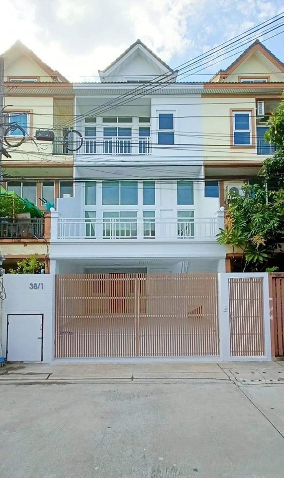 For SaleTownhouseLadprao101, Happy Land, The Mall Bang Kapi : Cheap sale, 3.5-storey townhouse, newly renovated, 4 bedrooms, Lat Phrao 106, Soi 1