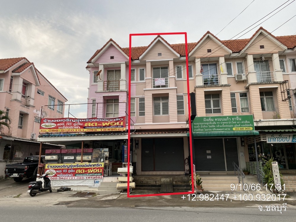 For SaleShophousePattaya, Bangsaen, Chonburi : For sale: 3-storey commercial building, located on a main road, only 200 m from the railway road. Total area 17.1 sq m. Price 3.5 million.