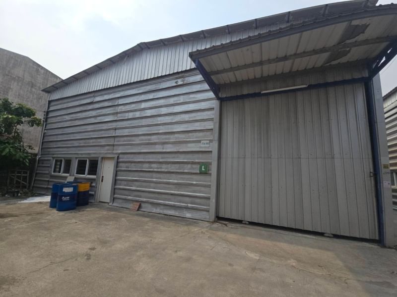 For RentWarehouseKasetsart, Ratchayothin : Warehouse for rent, Thepharak Road, KM.11, size 250 sq m.