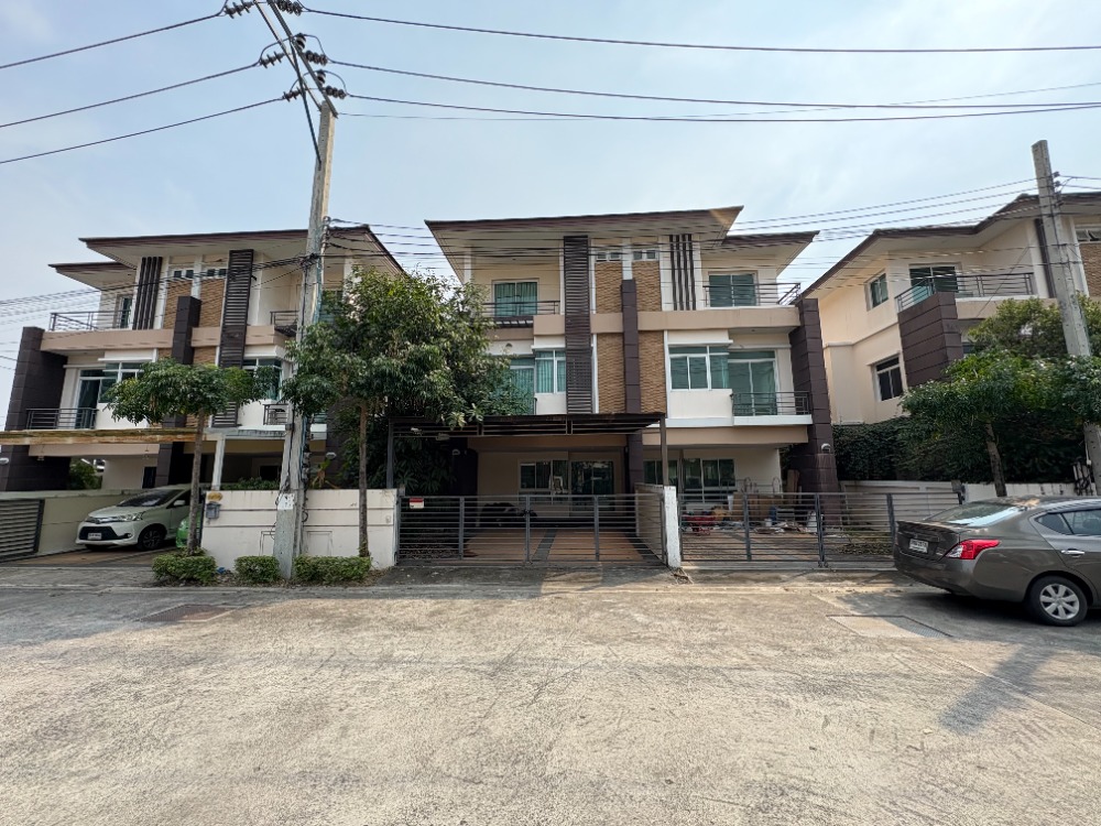 For SaleHouseYothinpattana,CDC : For sale: 3-storey twin house, Yothin Phatthana, good condition, attractive project, 12-meter wide road in front of the house, beautifully decorated, ready to move in