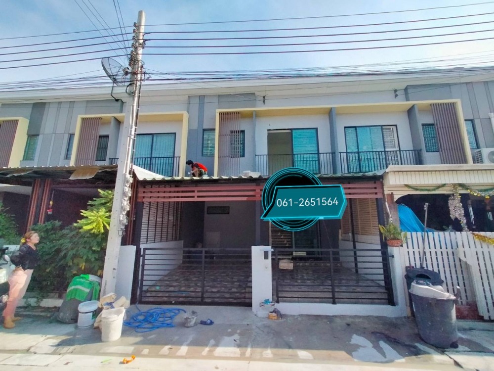 For SaleTownhouseLadkrabang, Suwannaphum Airport : For sale: 2-storey townhouse, The Connect On Nut-Wongwaen, with kitchen extension already provided, price 2,700,000 baht.