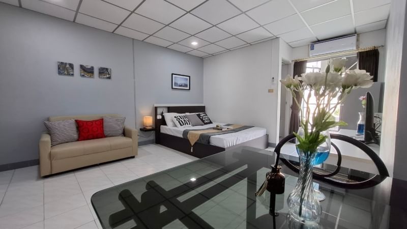 For SaleCondoKhlongtoei, Kluaynamthai : ((Cheap)) Fully furnished condo near BTS Ekkamai and living  in Ban Kluay Nam Thai