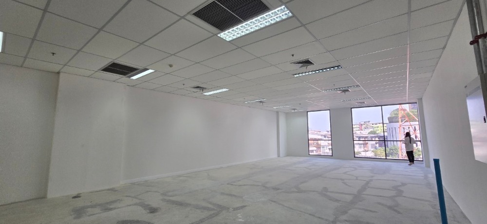 For RentOfficeSukhumvit, Asoke, Thonglor : New office for rent, next to BTS 靠近BTS的写字楼，全新办公室出租