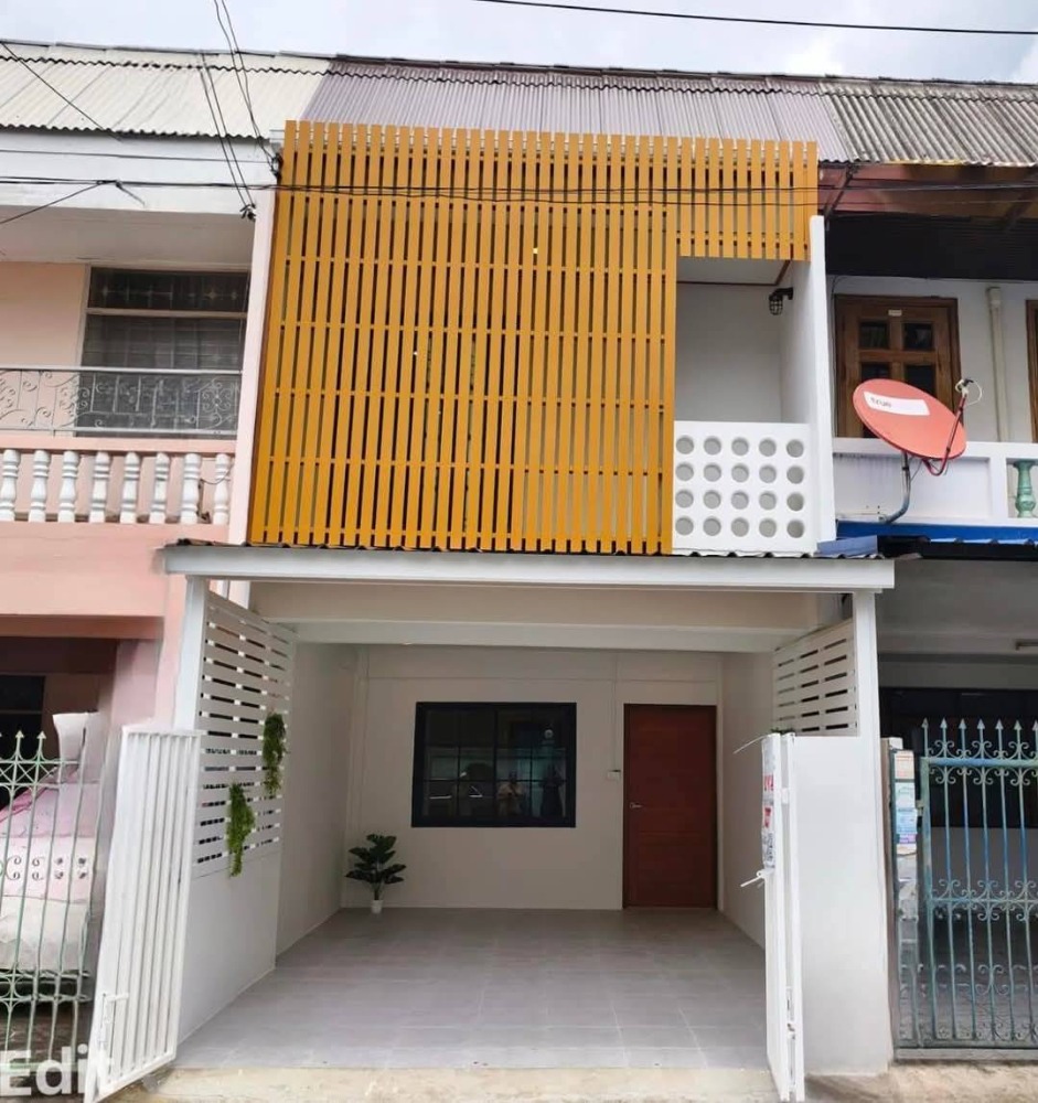 For SaleTownhouseYothinpattana,CDC : Urgent sale, beautiful house, condo location, newly renovated, only 300 meters from Ram Intra BTS station, km. 6.