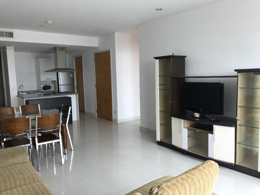 For RentCondoSukhumvit, Asoke, Thonglor : Condo for rent, pet-friendly🐾 at Fullerton Sukhumvit, 2 bedrooms, fully furnished, located on the main road, high floor, beautiful view🌆 near BTS Ekkamai, ready to move in this April!