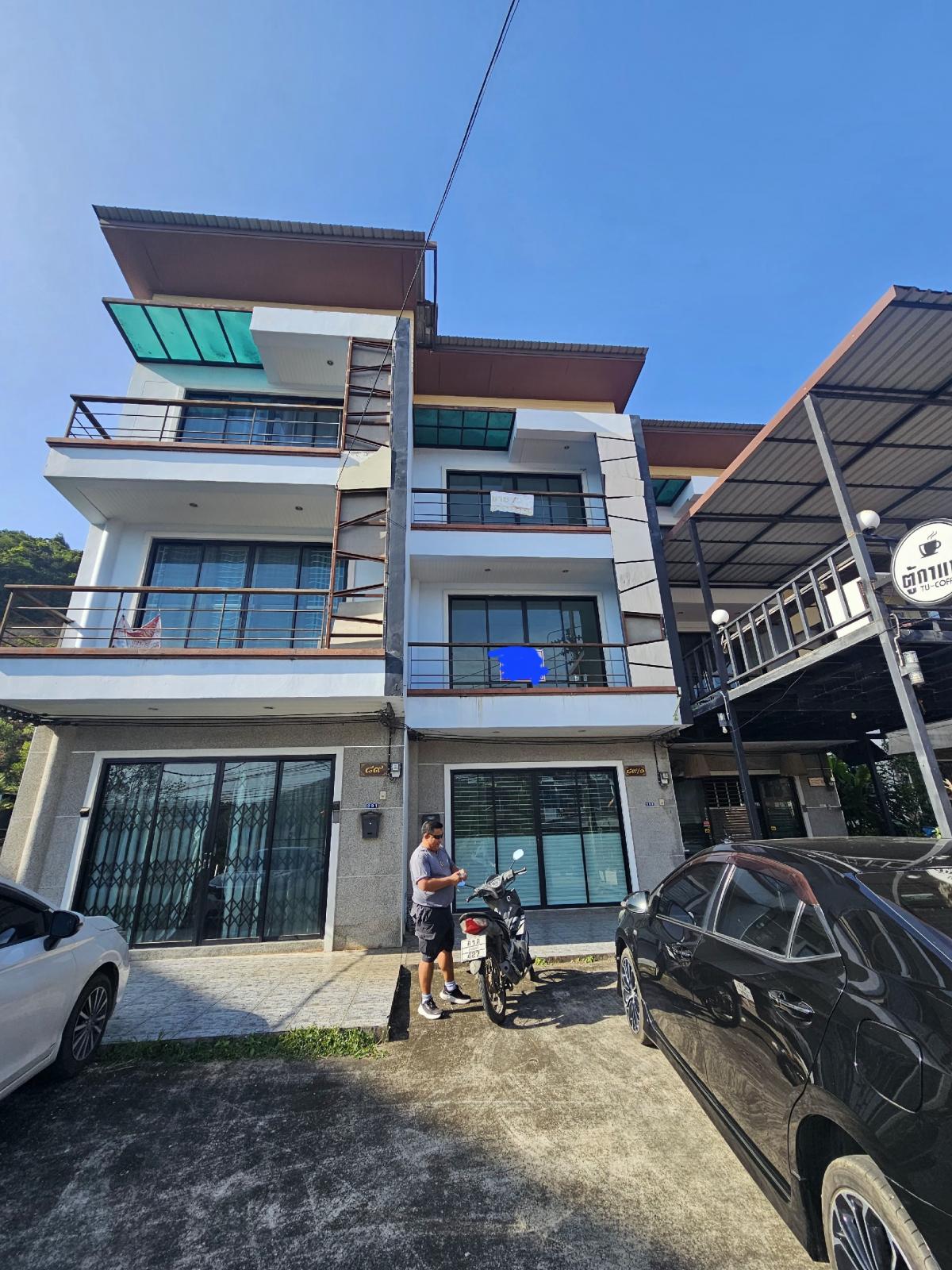 For SaleHouseHatyai Songkhla : For sale: 3-storey townhouse, 4 bedrooms, 5 bathrooms, new, on Punnakan Road, good air, near Hat Yai University, various business areas, convenient transportation