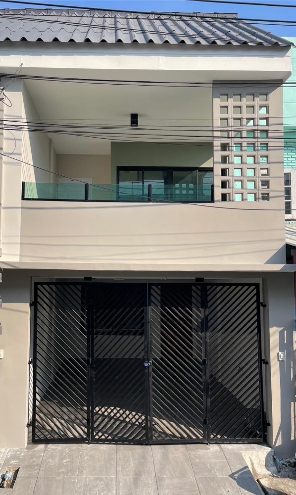 For SaleTownhouseBangna, Bearing, Lasalle : For sale - 2-storey townhouse, Rom Pho Village / 3 bedrooms / 2 bathrooms, completely renovated, near BTS Bang Na