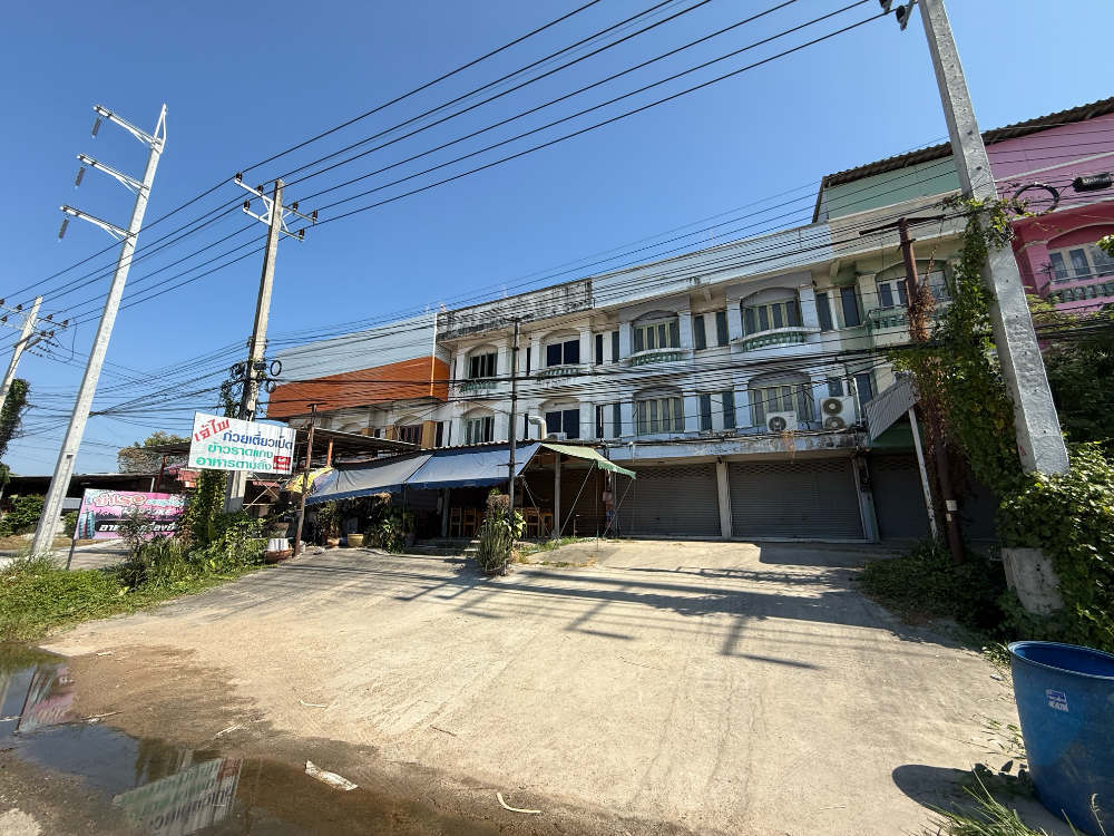 For RentShophousePattaya, Bangsaen, Chonburi : Renting 2 commercial buildings with a area behind the building 345 sq.m.