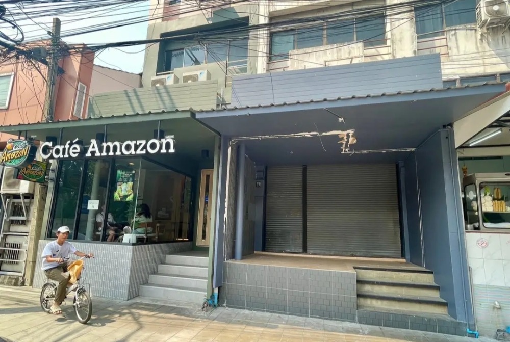 For RentShophouseChokchai 4, Ladprao 71, Ladprao 48, : Rent a commercial building on the Lat Phrao 71 road in the community. Cafe Amazon, near Lat Phrao 71 BTS station, convenient to travel - Naga Niwat, Ladprao, Ladprao.