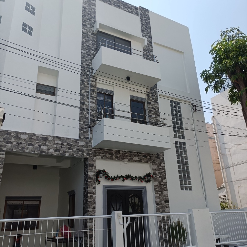 For RentTownhouseChokchai 4, Ladprao 71, Ladprao 48, : 3 -story townhome rental, Lat Phrao Road 87 Furniture air There are 3 bedrooms, 1 office, 3 bathrooms. Rental price 24,000 baht