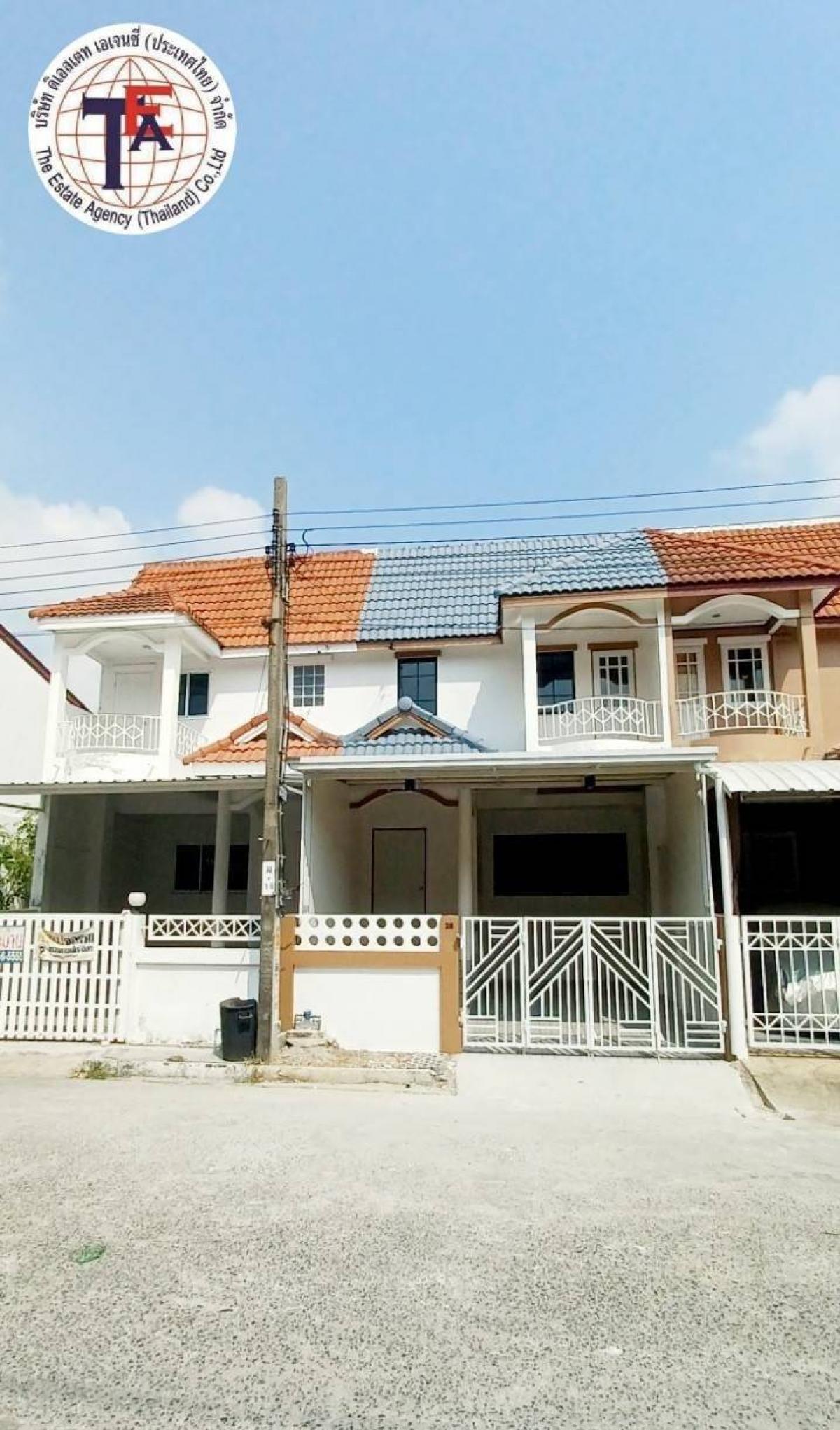 For SaleTownhouseMin Buri, Romklao : 2 -storey townhouse for sale, Phu Tawan Village, Sam Wa 33 Road, connecting Min Buri Hathairat Suwinthawong Ramintra Min Buri Po Lee Technique School, Chokchai School, Ek Burapha School, Seri Rak Hospital, Nopparat Safari World Fashion Island, Siam Park, 