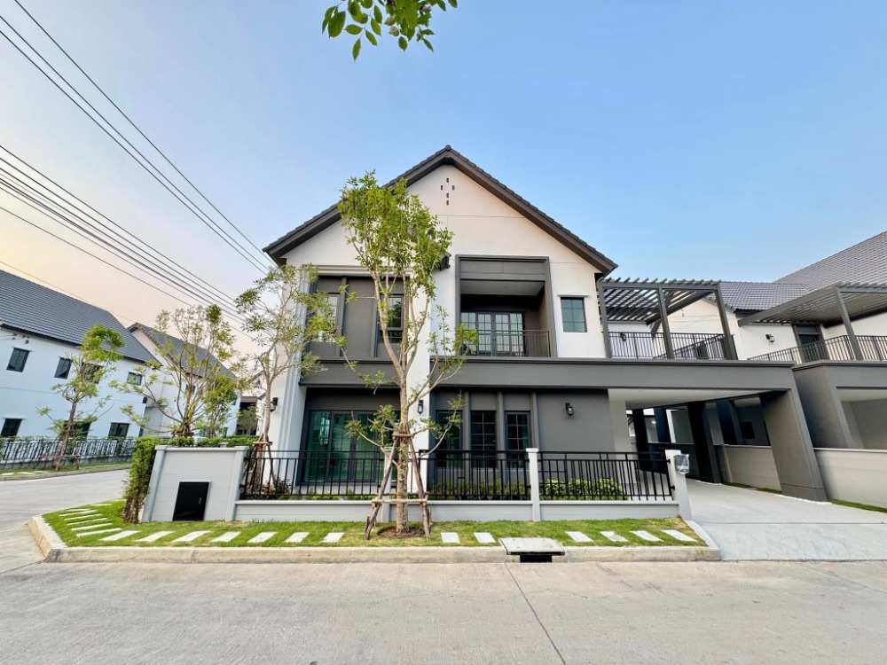 For SaleHouseBangna, Bearing, Lasalle : For sale!!! 📣📣 𝐂𝐞𝐧𝐭𝐫𝐨 𝐁𝐚𝐧𝐠𝐧𝐚 - Detached house next to Mega Bangna, a large corner house on the main road facing the south.