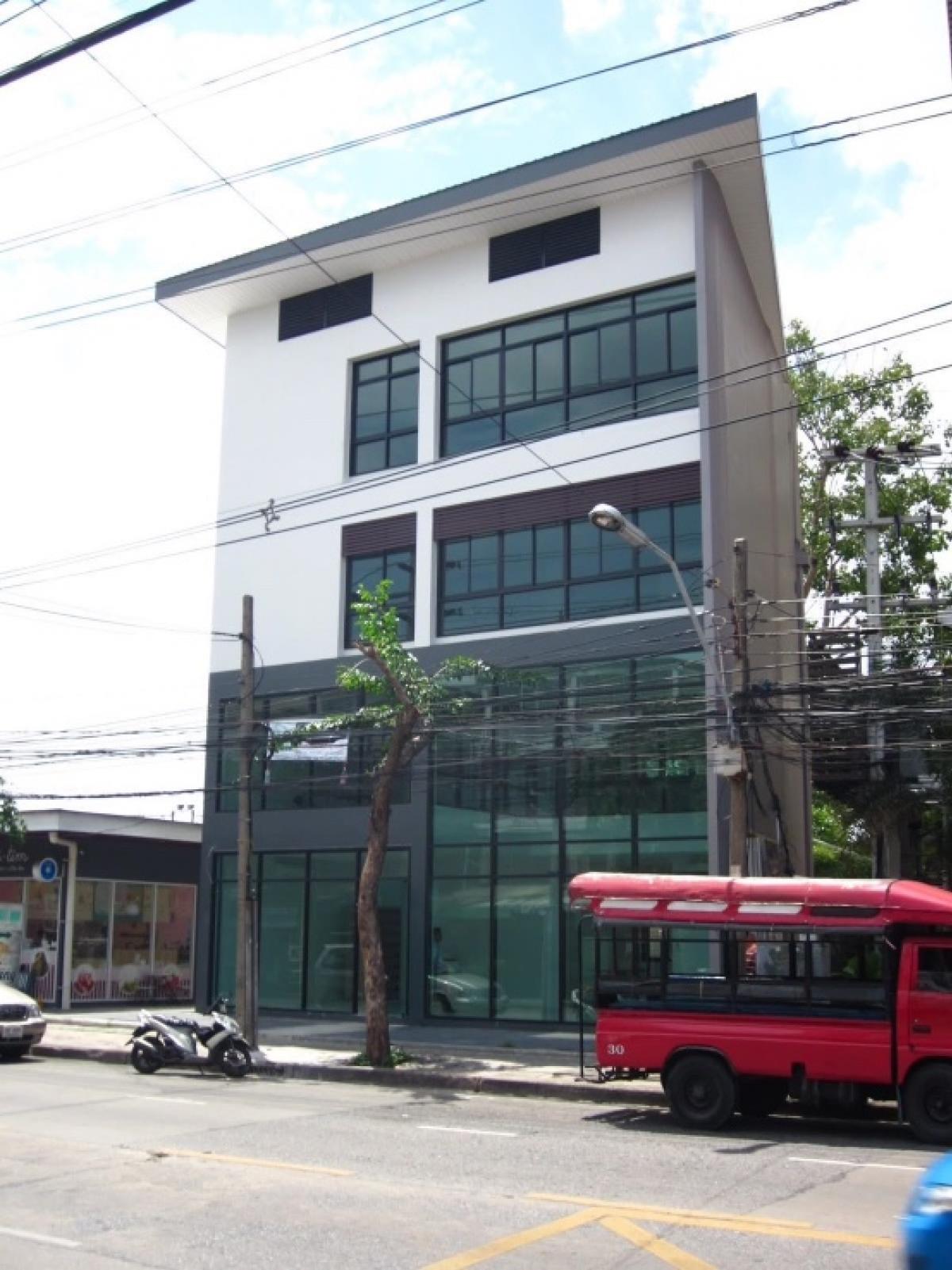 For RentHome OfficeOnnut, Udomsuk : Modern Rental Showroom Stand Alone Soi Sukhumvit 101/1 Near BTS Punnawi 700 meters. There is a suitable parking for rent, making beauty clinic, surgery, spa surgery, furniture, PET-SHOP, Chinese medicine. Bone