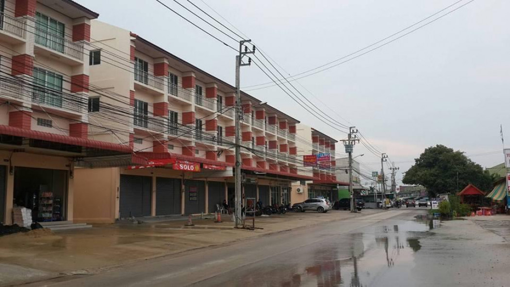 For SaleShophouseNonthaburi, Bang Yai, Bangbuathong : For sale: 4-storey commercial building with parking in front of the house, kitchen extension, laundry area, on Kaew In Road.