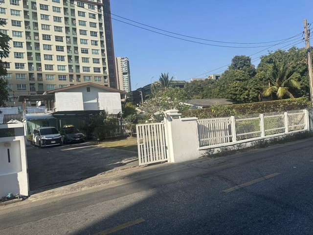 For RentHouseKasetsart, Ratchayothin : HR2176 for rent in detached house, area of ​​200 sq.m. with warehouses in Phahonyothin area, near the BTS BTS Station