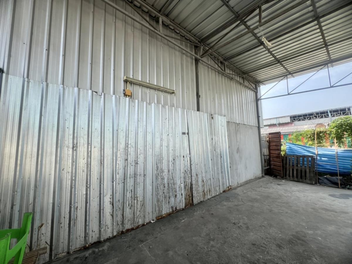 For RentWarehouseSamut Prakan,Samrong : Office space with warehouse for rent on an area of ​​240 sq.w. Theparak-Phraeksa Road, Phraeksa Mai Subdistrict, Mueang District, Samut Prakan Province, near Theparak Tollway, Kanchanaphisek Ring Road, near Bangpoo Industrial Estate, convenient transporta