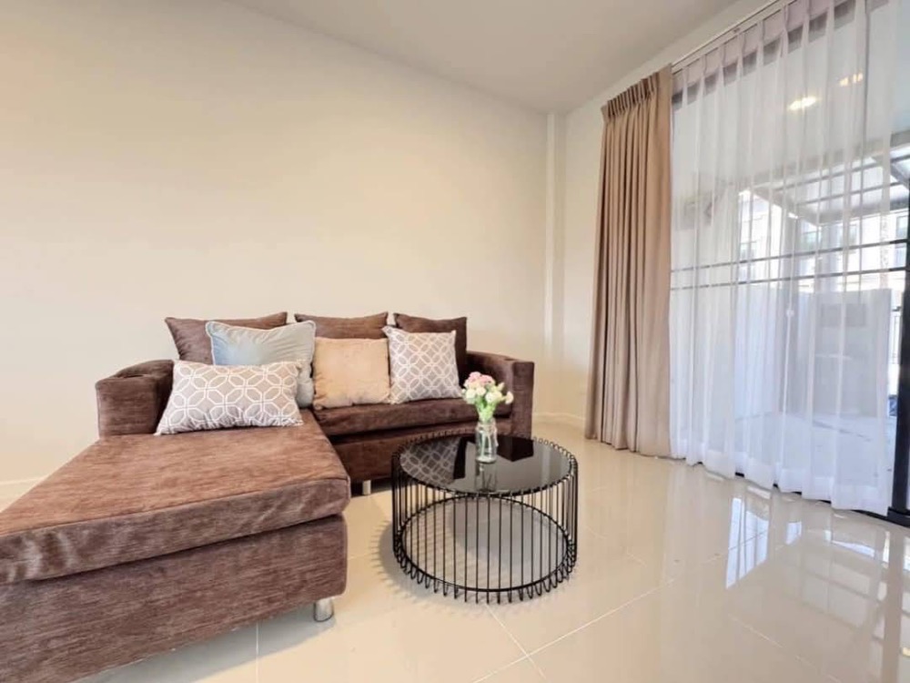 For RentTownhouseMin Buri, Romklao : Located on Rom Klao Road, near the Min Buri Interchange and the Airport Link Lat Krabang Station.