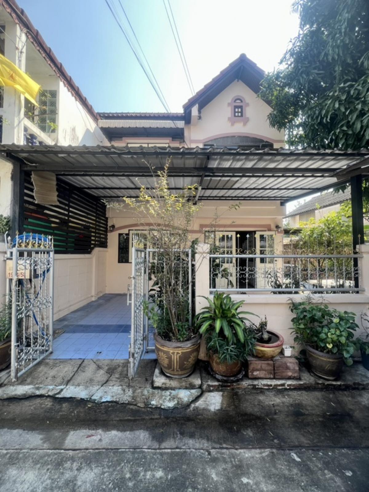 For SaleTownhouseBangna, Bearing, Lasalle : For sale: Townhouse (corner house), Soi Sukhumvit 72 (Siri Kam Village) ***Valentines Day promotion, special price reduction of only 4.9 million baht from the selling price of 5.5 million baht.