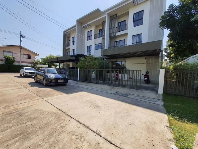 For RentHousePattanakan, Srinakarin : HR2180 for rent Home Office, Villa Albaro Rama 9, next to the Krungthep Kreetha Road. Close to Wellington International School