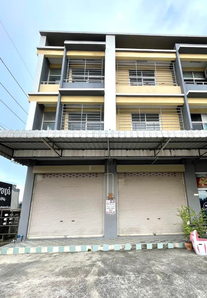 For RentShophousePattaya, Bangsaen, Chonburi : Rent a commercial building Chon Buri 2 booths 3.5 floors (corner room)