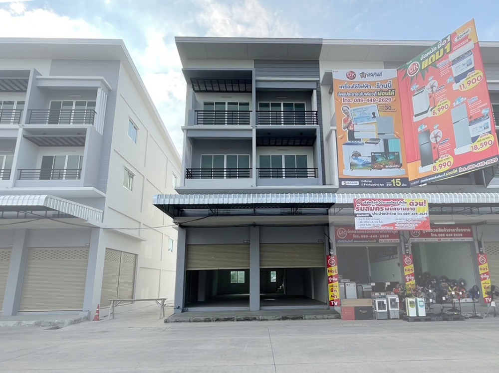 For RentShophousePathum Thani,Rangsit, Thammasat : Sell/rent 2 booths of 3.5 floors (opposite Chatchawan Market Lam Luk Ka Khlong 7) with private parking The owner released himself.