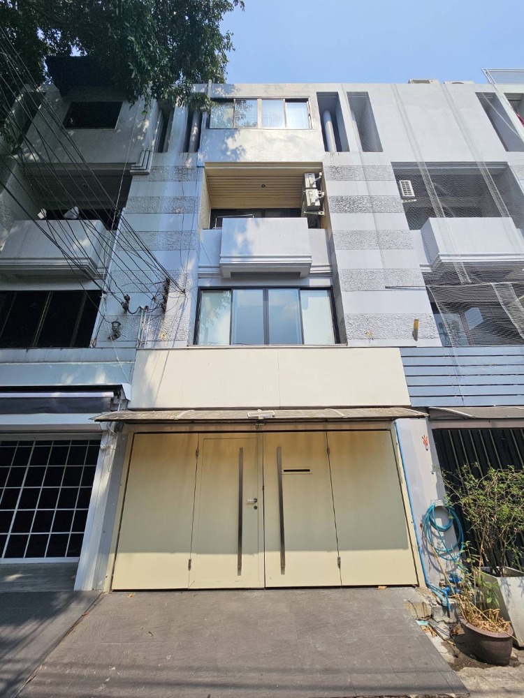 For RentTownhouseSukhumvit, Asoke, Thonglor : HR2181 Townhome for rent In the heart of Sukhumvit 49, ready to get in very convenient, opposite Supermarket Japanese Fuji