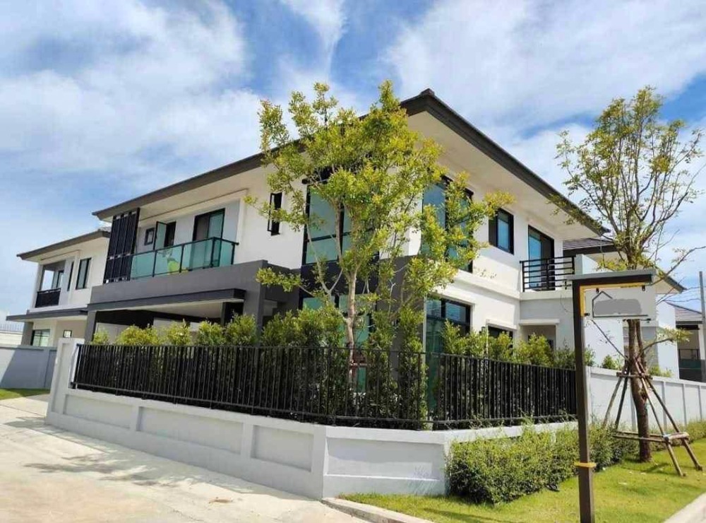 For RentHouseSamut Prakan,Samrong : ✨ Beautiful house for rent ✨ Britania Bang Na-Suvarnabhumi Km. 26 (4 beds, 5 baths, 1 maid's room) **120,000 THB/ month**