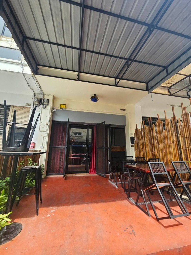 For RentShop HouseSukhumvit, Asoke, Thonglor : The commercial building in Sukhumvit area, near BTS Thonglor, available for rent, suitable for the Air Bnb bar. Interested in making an appointment to watch.