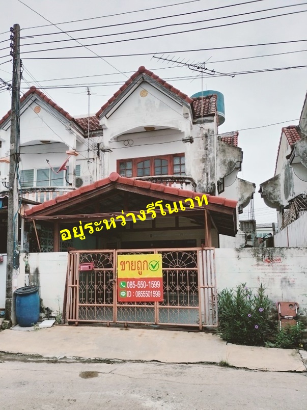 For SaleTownhousePathum Thani,Rangsit, Thammasat : 2-storey corner townhouse for sale in Udomsap Soi Persenont 5 Lam Luk Ka, area 27.5 sq.w., with 2 bedrooms, 2 bathrooms +terrace, between renovations, price 2.29 million baht. Interested please contact 085-550-1599.