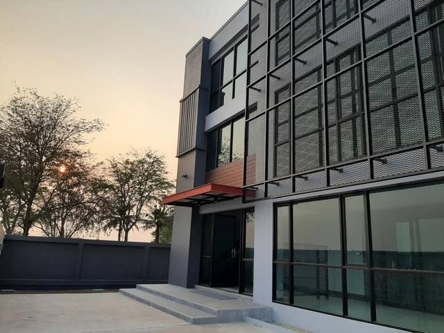 For RentFactoryPathum Thani,Rangsit, Thammasat : Rental of the dark purple factories+new offices in Lam Luk Ka, Khlong 9, Pathum Thani 200 sq.w., a roof of 8.4 meters high, dark purple areas, all types of business. There is a space on the side, extended near the distribution center.