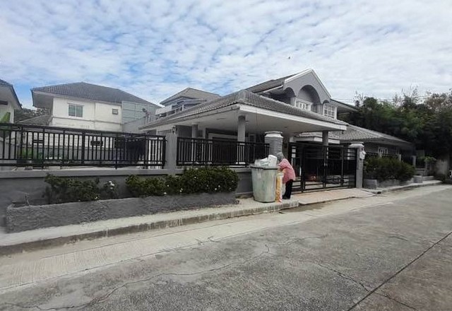 For RentHouseMin Buri, Romklao : RH1241 for rent Royal Park Ville Village Suwinthawong Road 44, 2 -story house, 100 Sq. 5 bedrooms, 5 bathrooms, 1 kitchen, 1 multi -purpose room with a wide balcony. Furniture & amp; The bathtub curtain has air conditioner in every room.