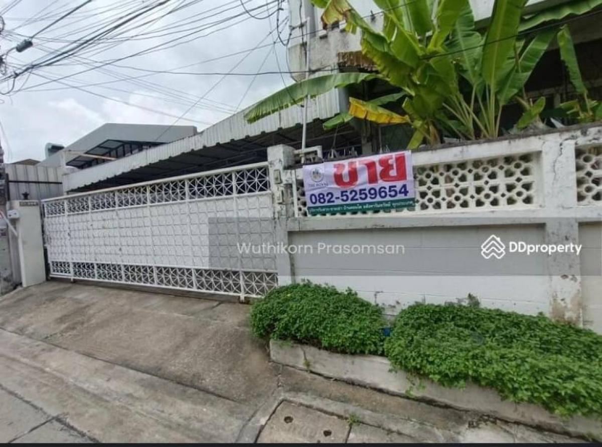 For SaleHouseSukhumvit, Asoke, Thonglor : Land for sale with buildings in the heart of Ekkamai city, 185 sq.w., 2 floors, next to Ekamai Road 22 (Soi Nuan Noi) and 24 Soi Ekkamai 24 can turn out to Soi Ekkamai 26 and Soi Ekkamai 22 as a shortcut to Sukhumvit 71 road.  This good location is no lon