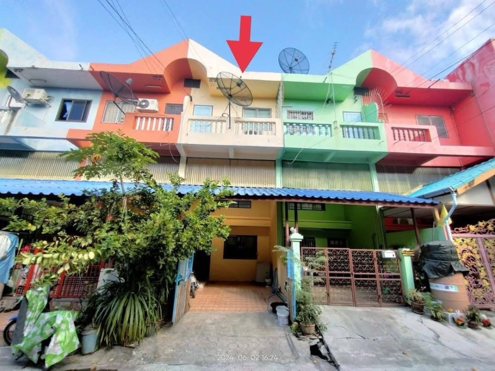 For SaleTownhomeSamut Prakan,Samrong : Urgent sale, 2.5 floors, Kittisak Village Grandfather Chao Samingphrai, 3 bedrooms, 2 bathrooms, 1 mechanism, the roof of the garage and the kitchen in the backyard.