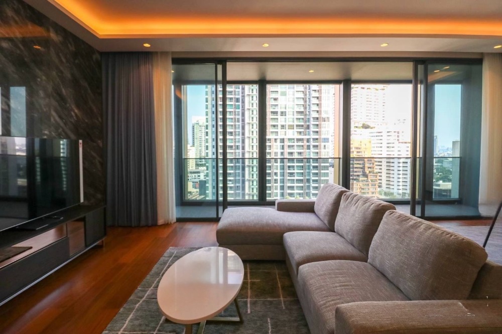 ให้เช่าคอนโดสุขุมวิท อโศก ทองหล่อ : Ultra-Luxury condominium pet friendly with 2 Bedroom condominium near Benjasiri Park in Phrom Phong