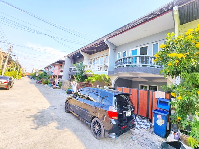 For RentTownhouseKaset Nawamin,Ladplakao : fully fur new in western style built-in kitchen Very big fridge fully A/C The Jas WangHin 3bed