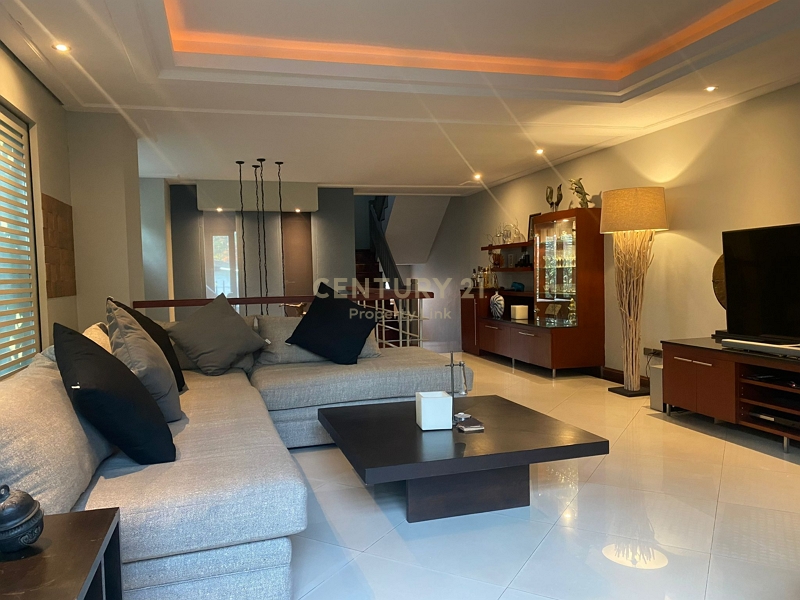 For SaleTownhouseSukhumvit, Asoke, Thonglor : Luxury townhouse with outdoor terrace, 3 sports stadiums in prime location, Sukhumvit, near and close to Phrom Phong Skytrain station. No.58-TH-68002