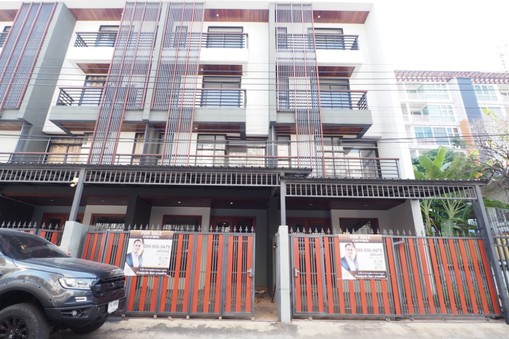 For SaleTownhouseSukhumvit, Asoke, Thonglor : Selling a 4 -story townhome, newly built, has never been to Sukhumvit 65 Chaiyapruek, near BTS Ekkamai.