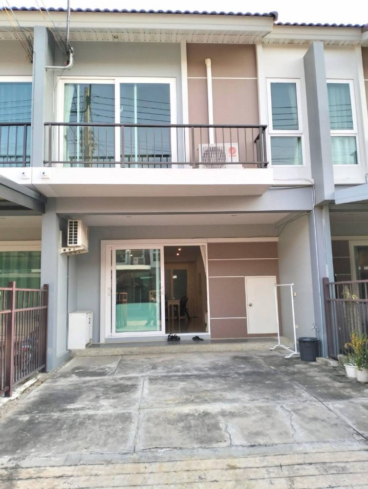 For RentTownhousePattaya, Bangsaen, Chonburi : Townhome for rent Round fields-Tan