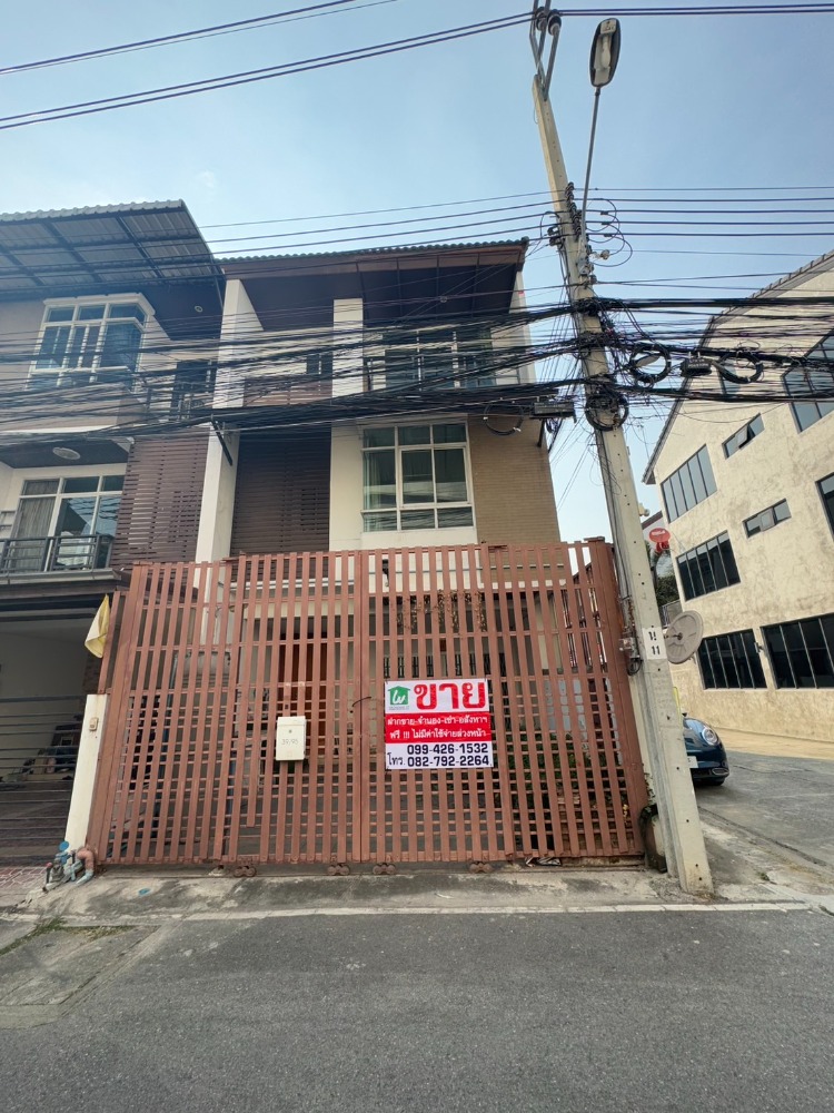 For SaleTownhomeChaengwatana, Muangthong : Urgent sale! With the price of the 3.5 floor townhome behind The Roof Chaeng Watthana corner