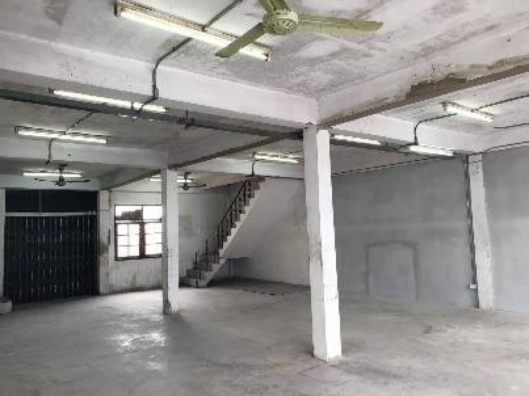 For RentShophouseRathburana, Suksawat : For rent: 2 commercial buildings, has an elevator, can be used as a factory, near Pracha Uthit Road