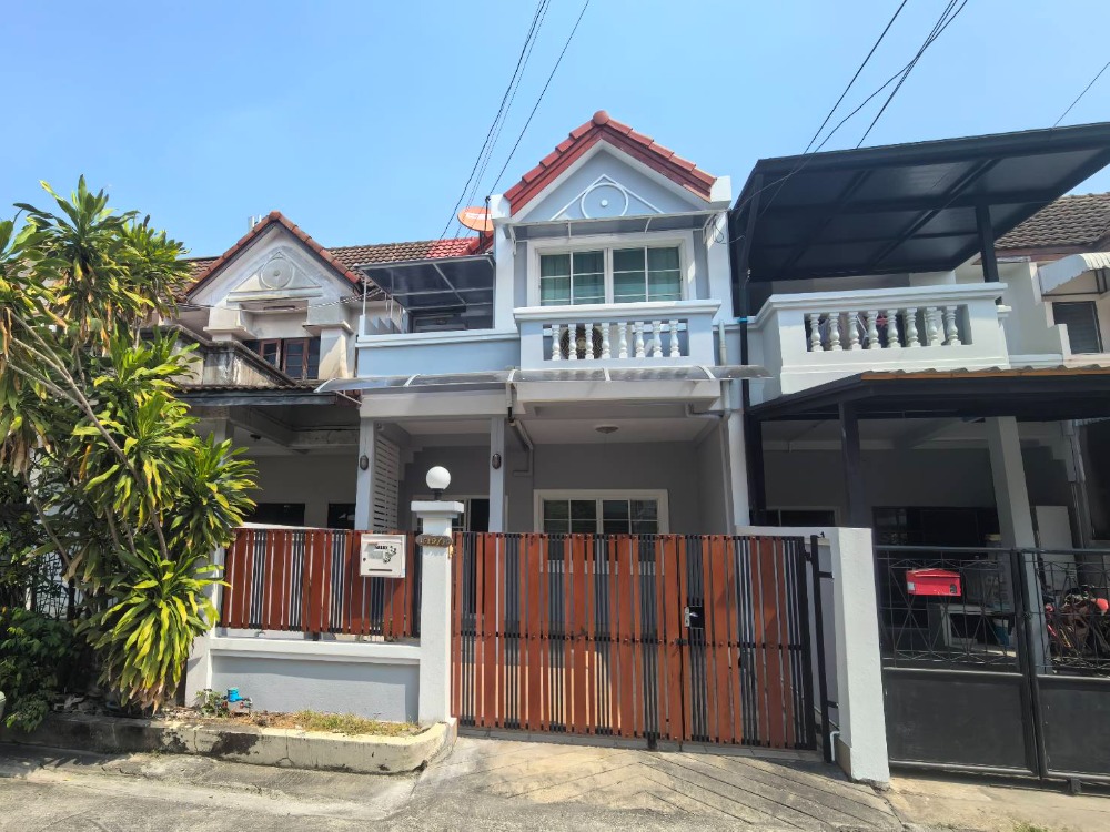 For RentTownhouseChokchai 4, Ladprao 71, Ladprao 48, : Townhome for rent and sale, Pornpailin Village 2, Soi Ladprao 41/1, next to Phawana BTS stationonly 100m.