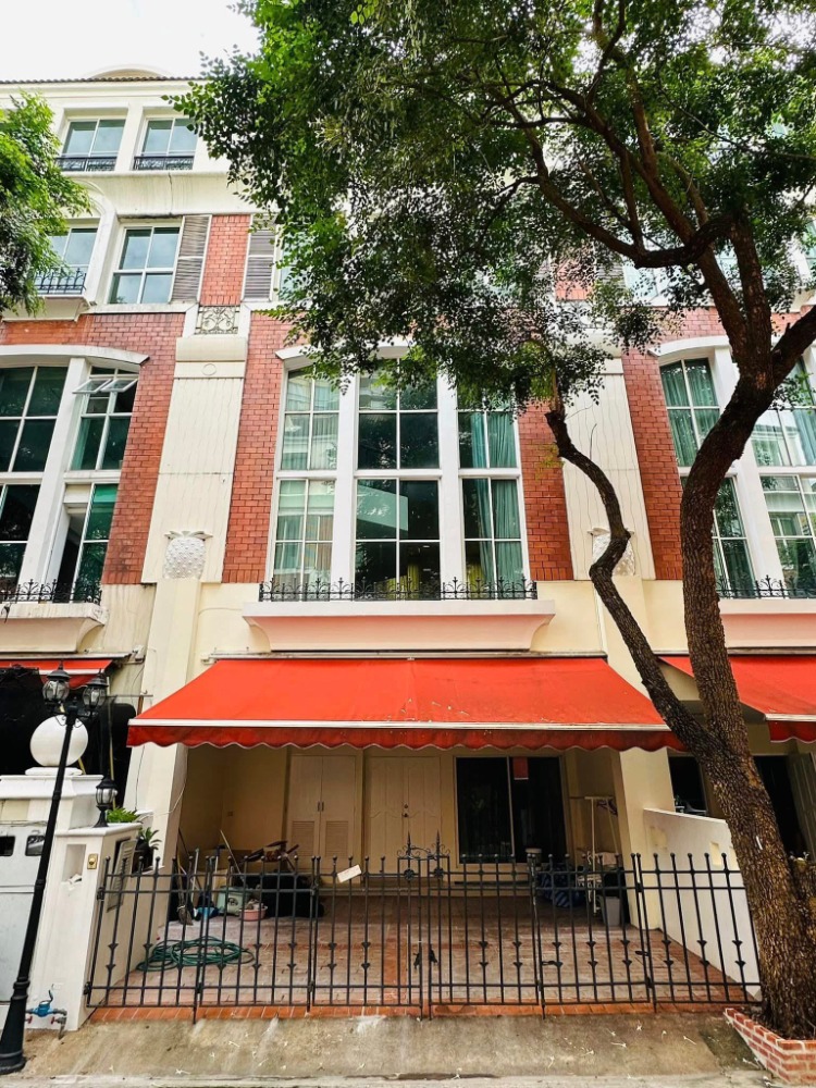 ให้เช่าทาวน์โฮมสุขุมวิท อโศก ทองหล่อ : LTH11813 - Townhouse FOR RENT at Baan Klang Krung Size 400 sqm. 100 sqw. 4 beds 6 baths Near BTS Thonglor ONLY 120K/Month