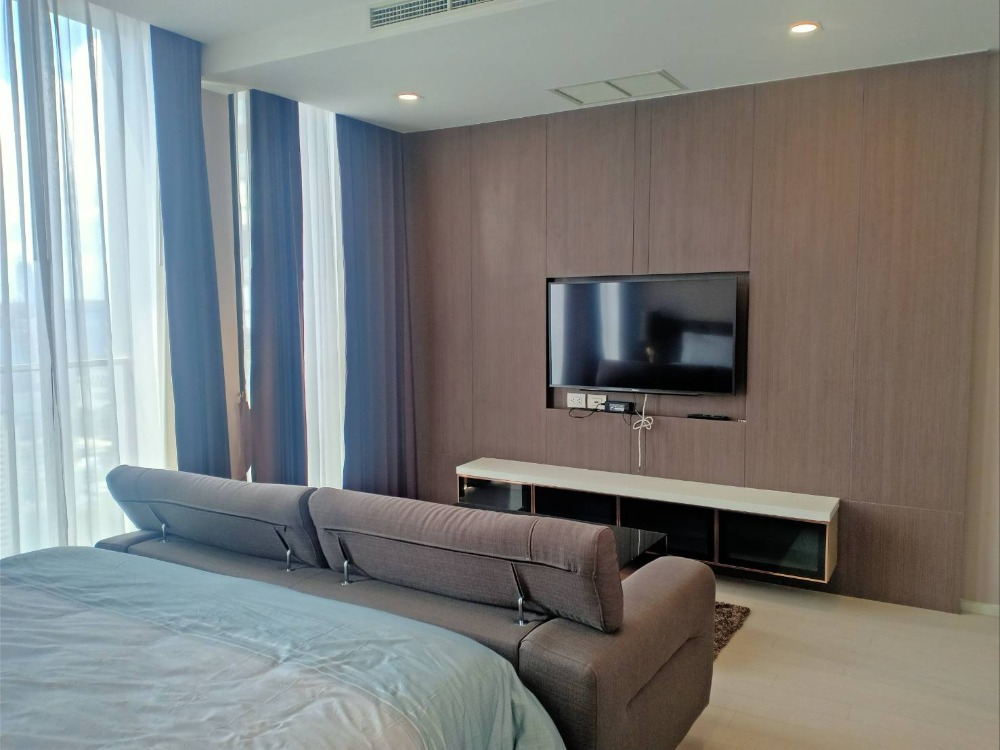 For RentCondoWitthayu, Chidlom, Langsuan, Ploenchit : High Floor 1 bed 1 bath 45 sqm condo for rent at Noble Phloenchit, 40,000THB per month, Phloen Chit BTS