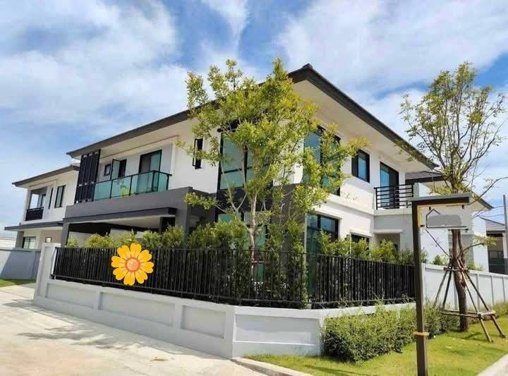 For RentHouseSamut Prakan,Samrong : Rent a large detached house, 2 floors, 4 bedrooms, 5 bathrooms with fir+electrical appliances (Britania Project Bang Na-Suvarnabhumi Km. 26) Rental price 120,000 baht/ month