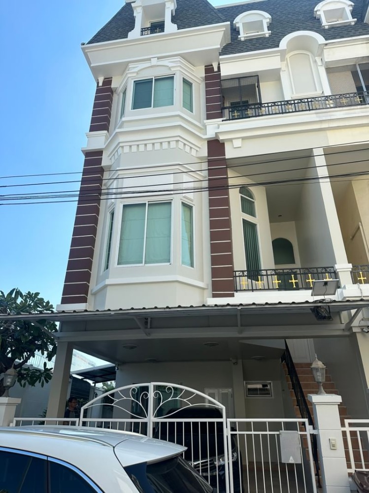 For RentTownhouseLadkrabang, Suwannaphum Airport : Rent a 4 -story townhome behind the big corner.  #Euro Va Village, European Town, Onnut-Suvarnabhumi (Euro Nova), beautiful house, good location, ready to move in  #Soi Lat Krabang 24/1 Near Robinson, near Pzio, near Suvarnabhumi Airport near Airport Li