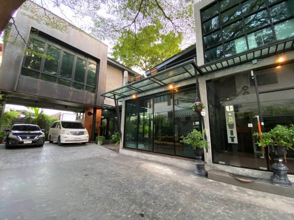 For RentOfficeYothinpattana,CDC : 2-storey home office for Ekkamai-Ram Inthra Road, 7 zone, 4 air-conditioned bathrooms Rental price 100,000 baht [Company registered]