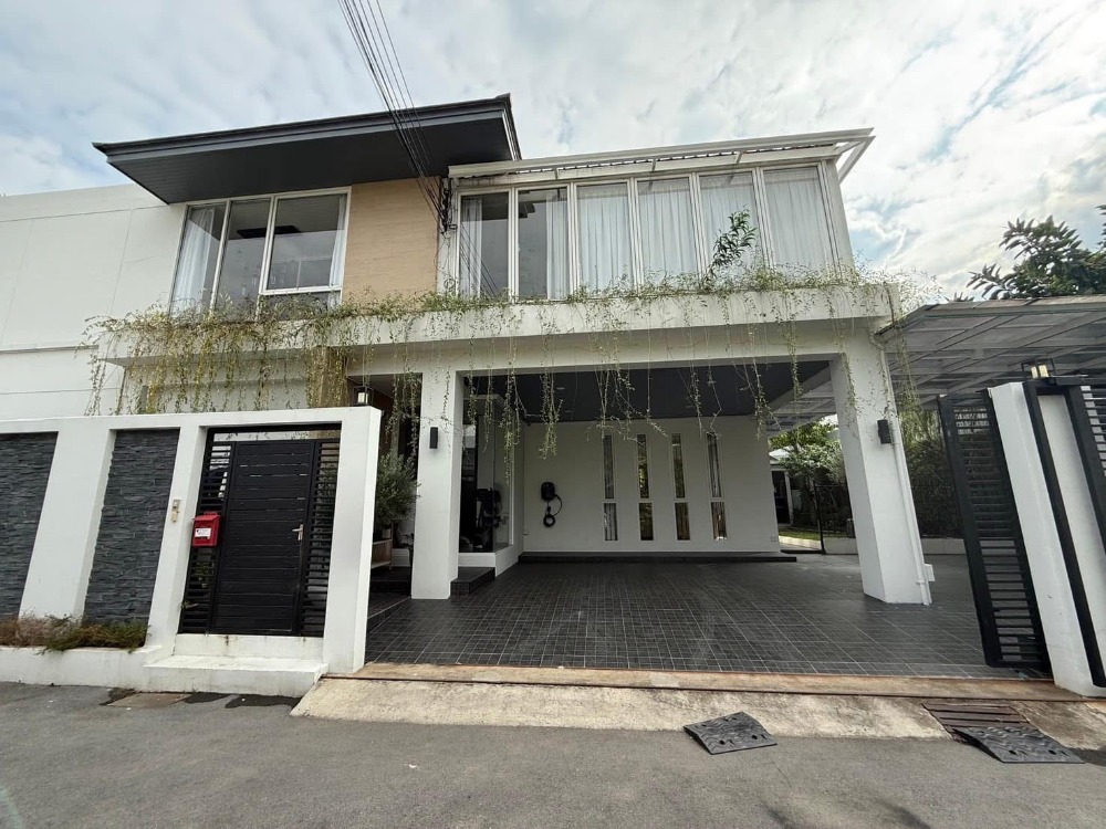 For SaleHouseSukhumvit, Asoke, Thonglor : ♦ Rare item ♦ 2-storey detached house, 136.00 sq.w., 622.00 sq.m. | 4 bedrooms, 5 bathrooms, 5 parking spaces | Near EmQuartier 1.3 km.