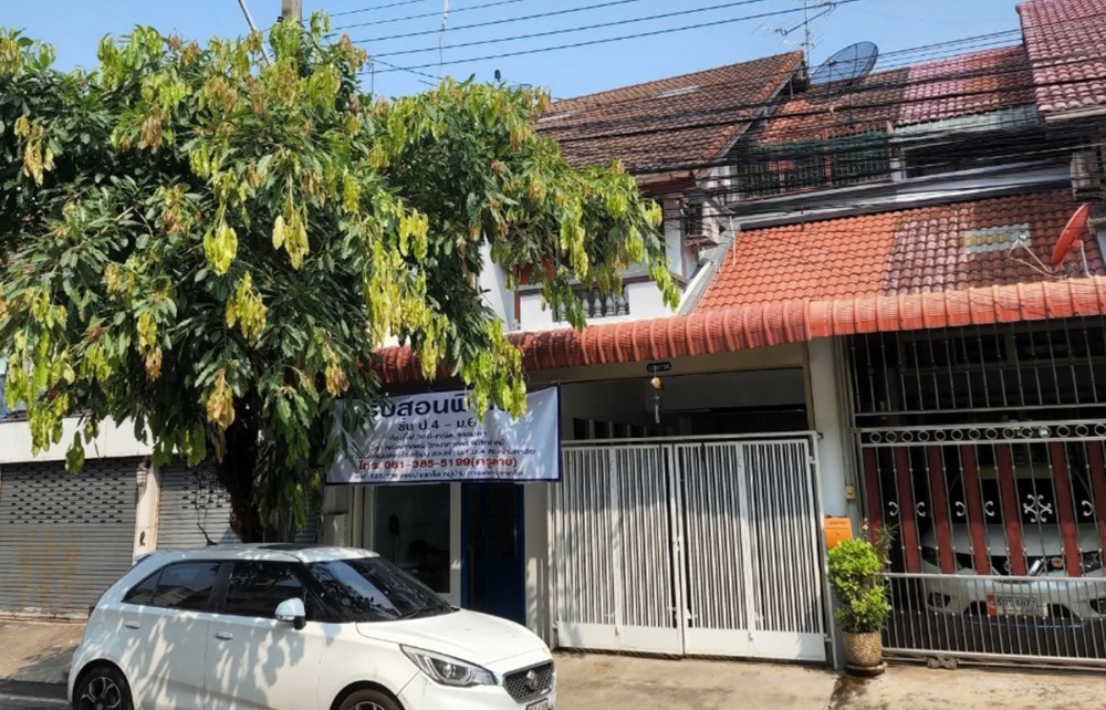 For SaleHouseChaengwatana, Muangthong : For sale 🏠 3-storey townhouse, Pak Kret Five-way Intersection Housing Estate (Nonthaburi Community Housing Estate 1), great price 4.5 million baht. Already renovated, ready to move in or open a shop/office. Friendly neighbors.