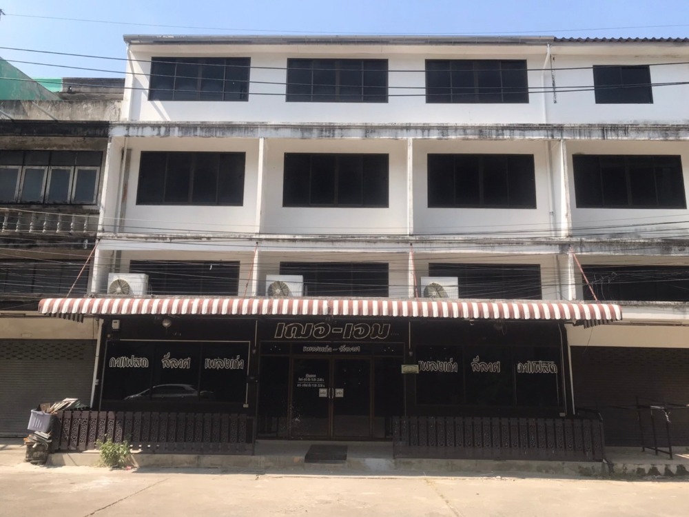 For SaleShophousePathum Thani,Rangsit, Thammasat : 3-unit commercial building near BTS Khu Khot – prime location for investment