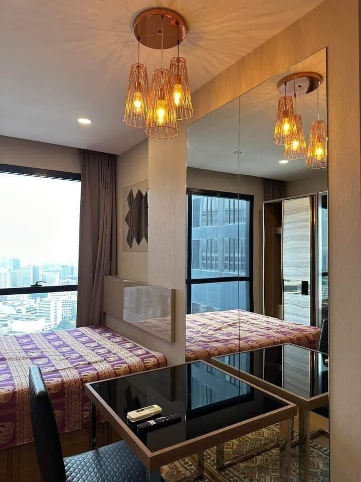 For RentCondoSiam Paragon ,Chulalongkorn,Samyan : For Rent: Ashton Chula Silom Condo #CondoNearChulaUniversity #CondoSamyan   Room Size: 25 sqm (Samyan View, Samyan MRT Town)   Floor: 42nd, Fully furnished with Air Conditioner, Refrigerator, TV (42”), Microwave, Water